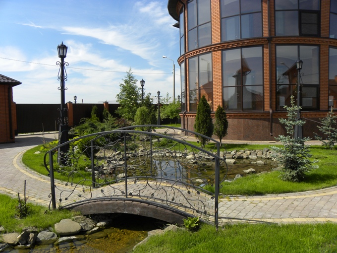 Устройство дорожек, пруда, мостика, системы освещения,цветника, посадка растений